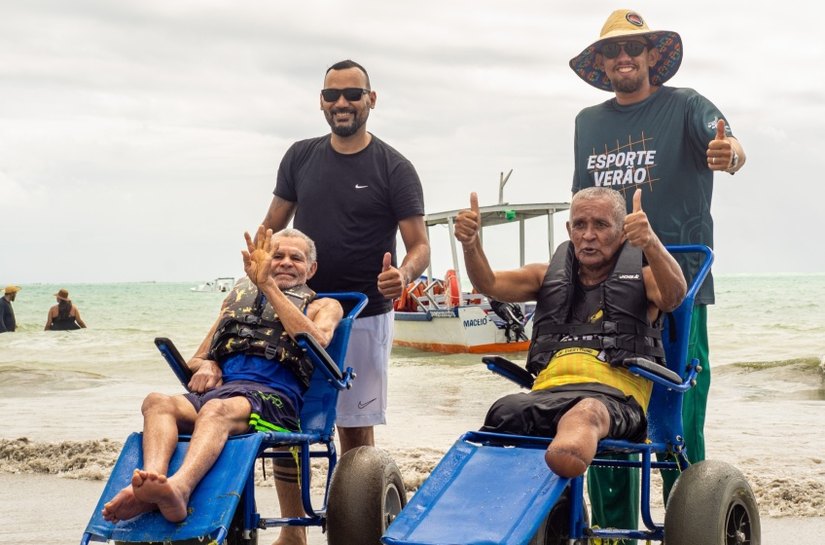 Usuários da Cidade da Pessoa Idosa participam dia de lazer na praia