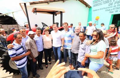 Marx Beltrão entrega tratores a produtores rurais no sertão