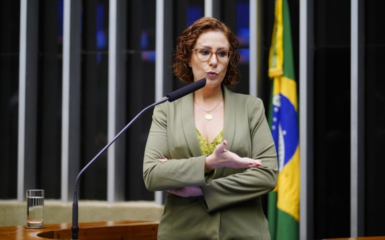 Carla Zambelli testa positivo para covid-19, afirma assessoria da deputada