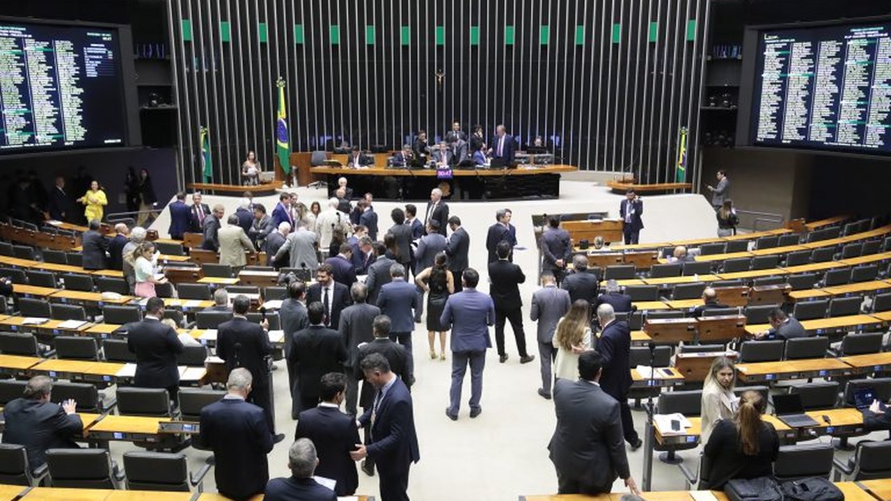 Câmara dos EUA bloqueia esforço de deputada republicana para destituir presidente da Casa