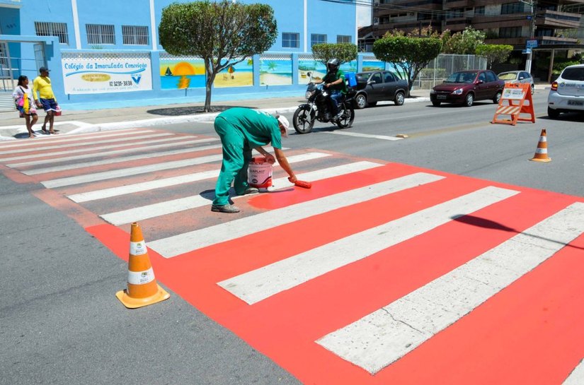 Prefeitura reforça sinalização e pintura de faixas de pedestres em Maceió