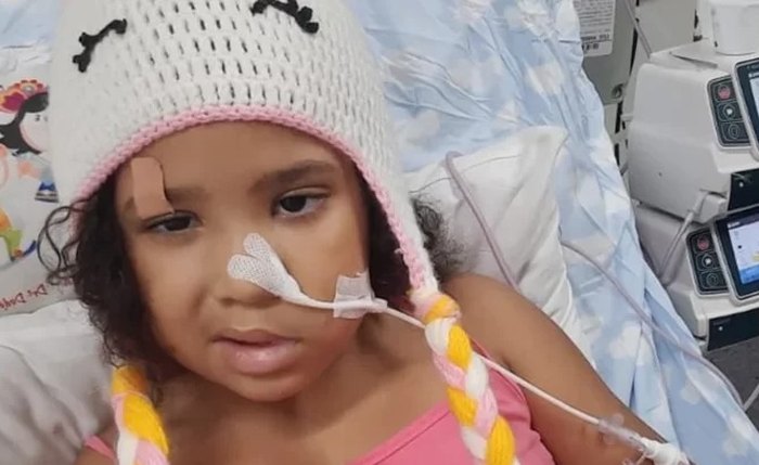 Emily, de 7 anos, foi diagnosticada com um tumor intracraniano