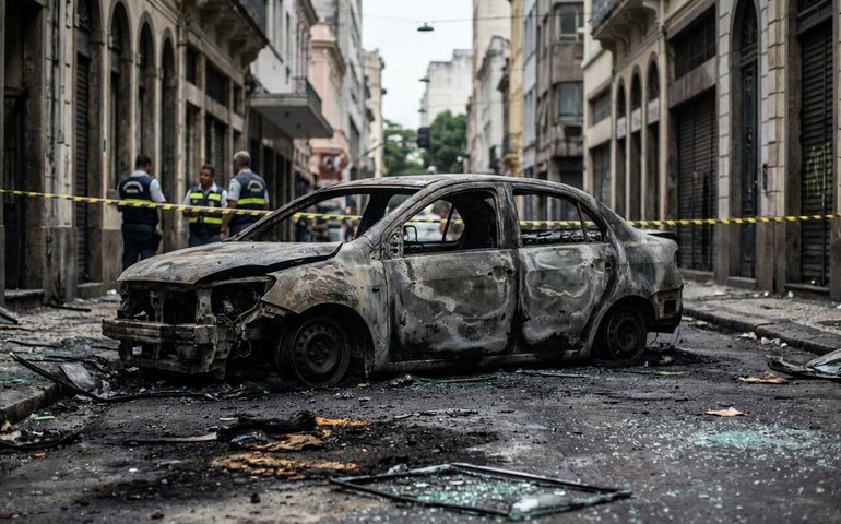 Carro explode no Centro do Rio