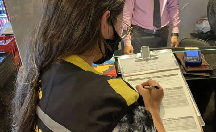 Fiscalização da Semscs notificou o estabelecimento a apresentar documentos em até cinco dias Fiscalização da Semscs notificou o estabelecimento a apresentar documentos em até cinco dias