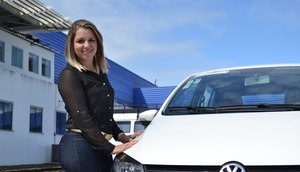 A consumidora Ilana Lustosa, gosta de carro compacto e de preço acessível/ Foto: Daniel Nascimento