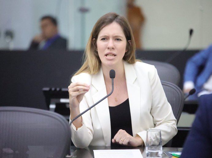 Cibele Moura reage à ação judicial sobre progressão parcial e defende autonomia do Colégio Tiradentes
