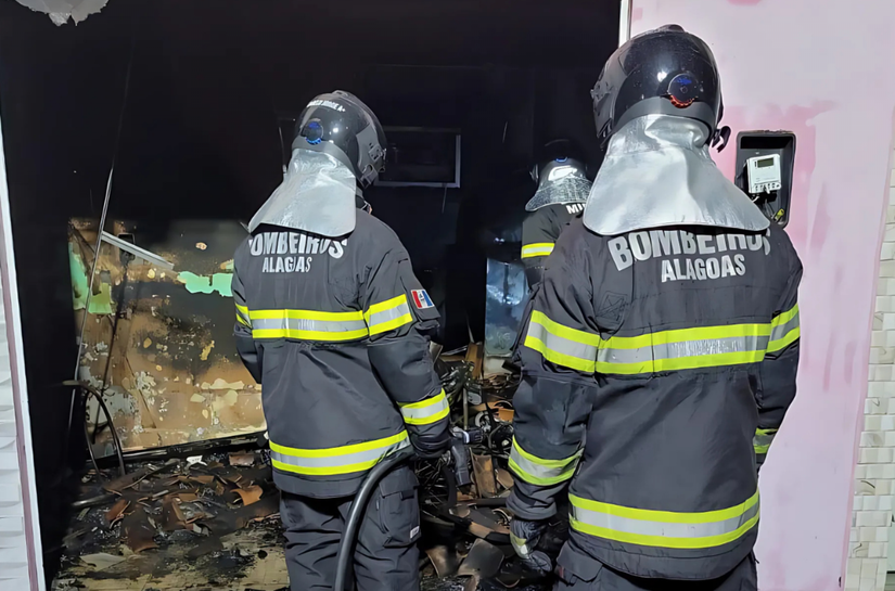 Corpo de Bombeiros combate três incêndios durante a madrugada desta terça-feira