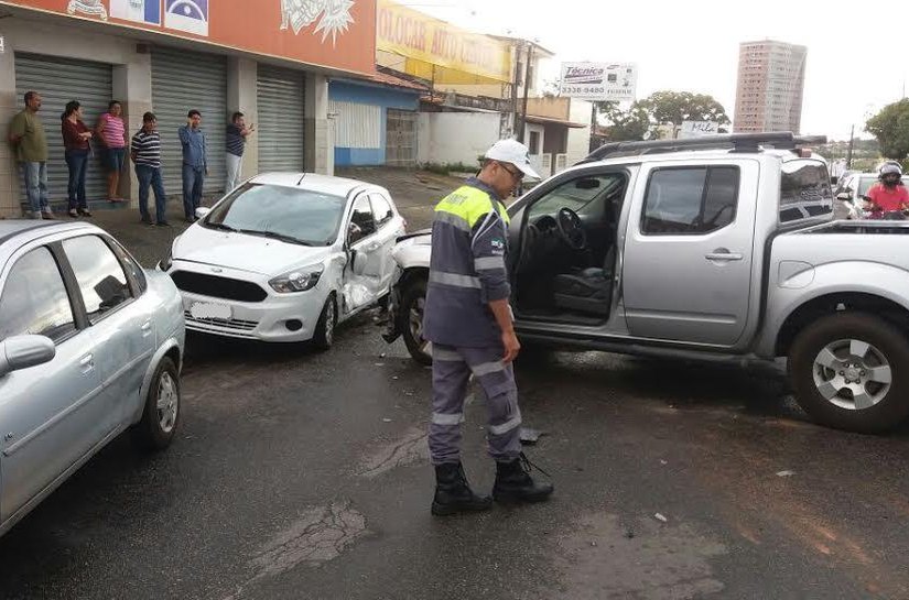 Falha mecânica causa acidente na Avenida Rotary