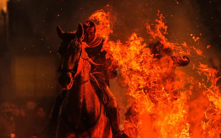 Cavalos saltam através das chamas e animais de estimação vão à igreja em rituais espanhóis em homenagem a Santo Antônio