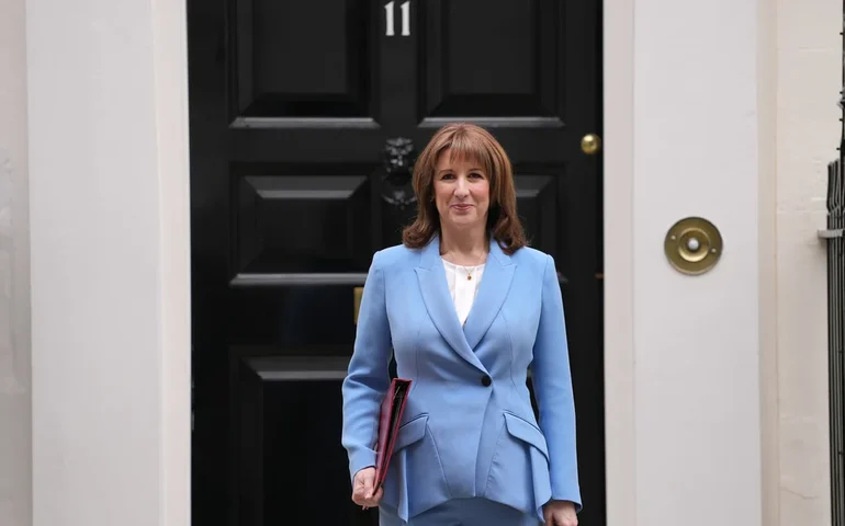 Reeves critica guerra dos EUA com Irã e alerta para efeitos econômicos no Reino Unido