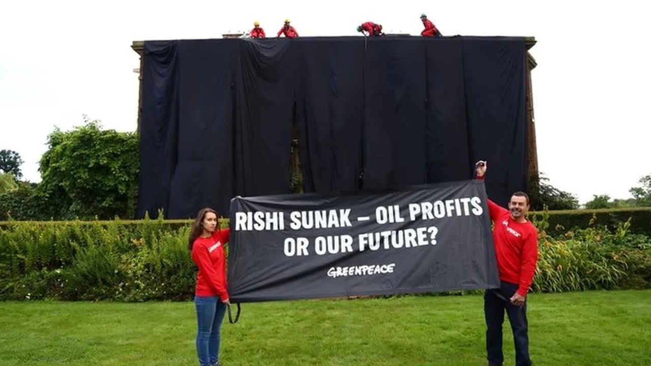 Ativistas ambientais cobrem a casa do primeiro-ministro britânico de preto