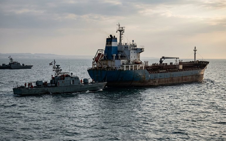 Irã apreende duas embarcações no Estreito de Ormuz e amplia tensão marítima na região