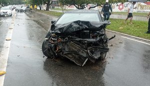 Motorista é autuado por recusar teste de bafômetro após bater em poste e árvores na Zona Sul de Aracaju / Foto: Foto: CPTran/SE