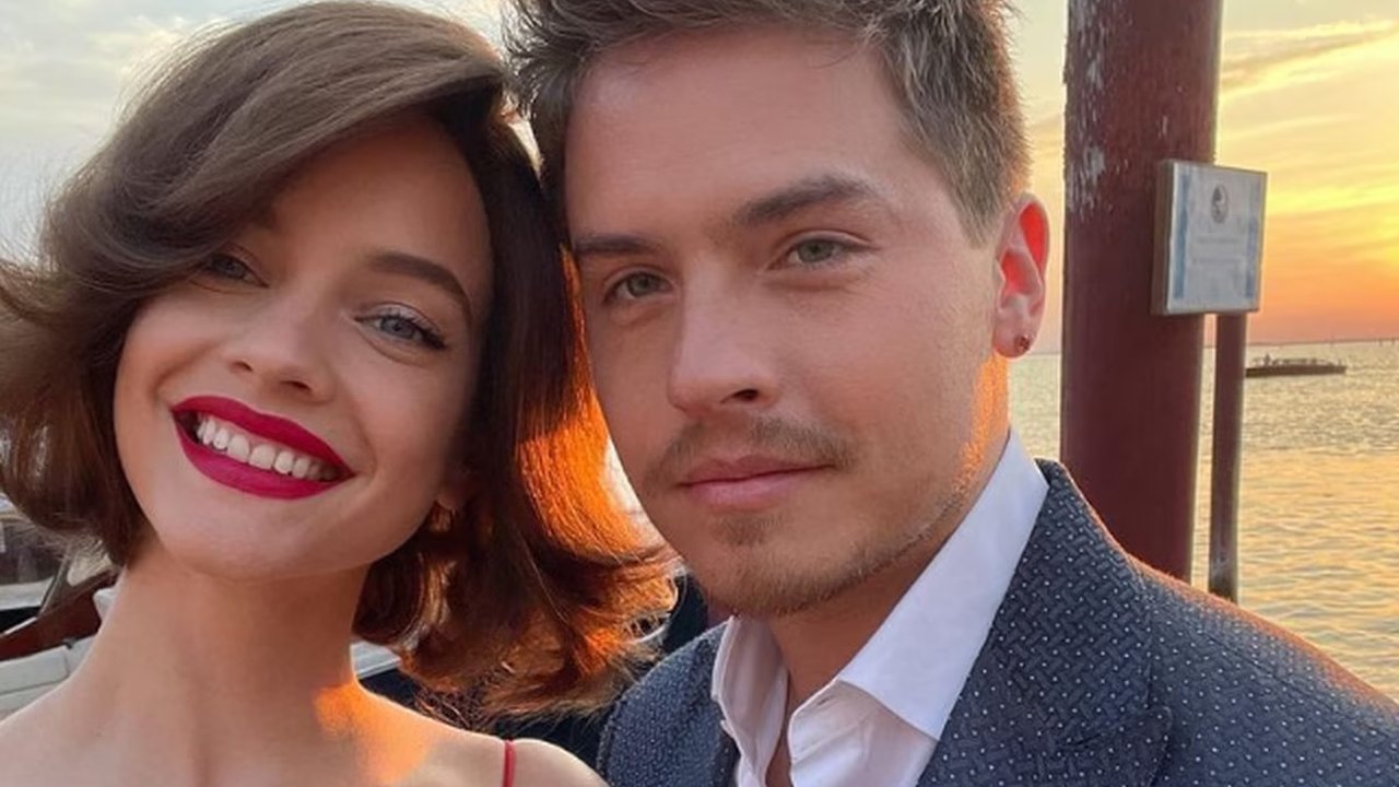 Dylan Sprouse, ex-estrela da Disney, anuncia que está noivo da modelo Barbara Palvin