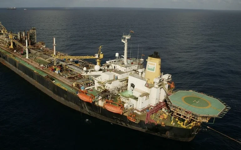 Petróleo inicia semana em alta, cotado a US$ 101, em meio a impasse no Oriente Médio