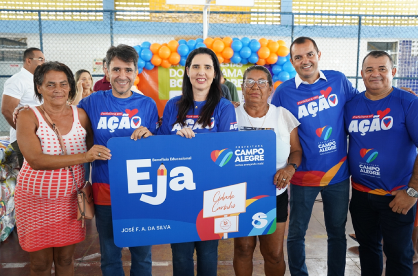 Prefeitura de Campo Alegre entrega cartões do Bolsa EJA para alunos da Educação de Jovens e Adultos