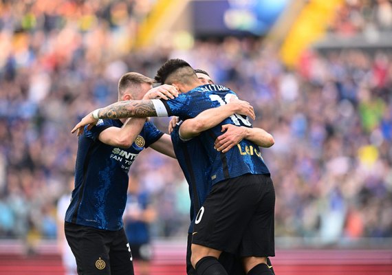 Inter derrota Udinese e mantém perseguição ao Milan pelo título na Itália