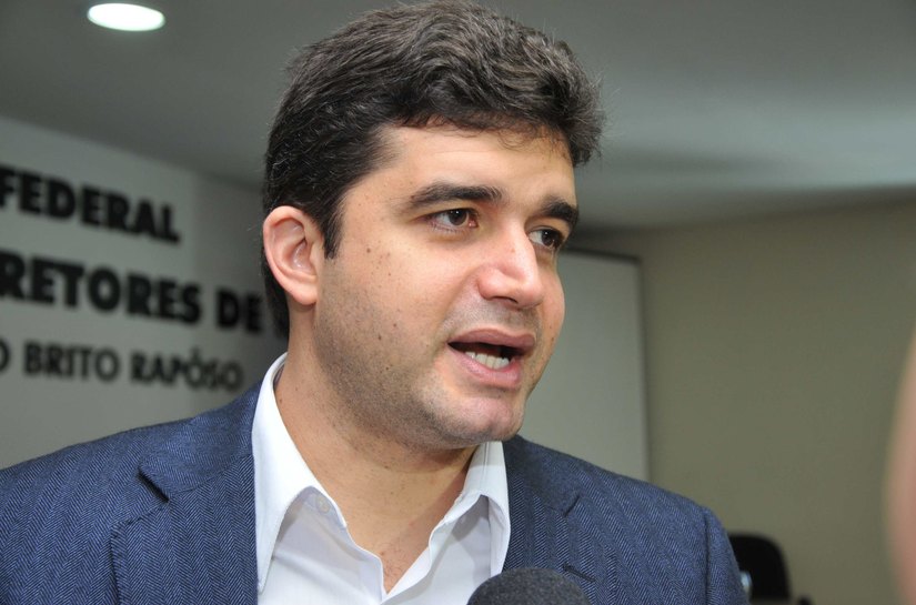 Em Brasília, Rui Palmeira busca recursos para mais habitações em Maceió