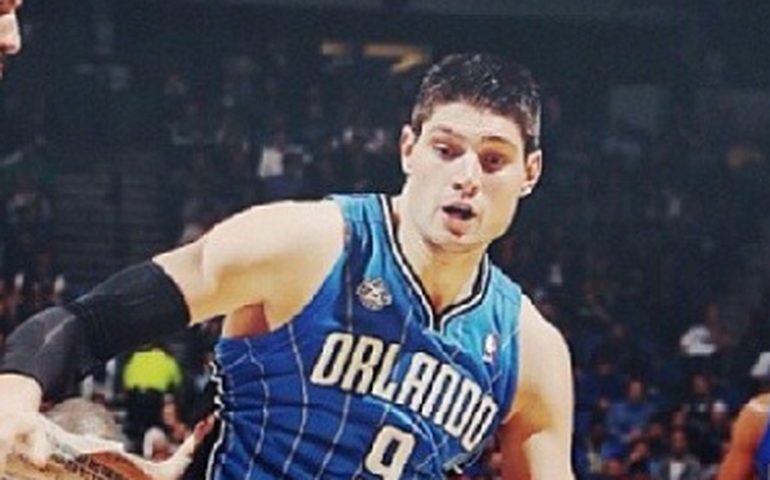 Vucevic brilha no fim e Bulls viram sobre os Sixers em duelo eletrizante