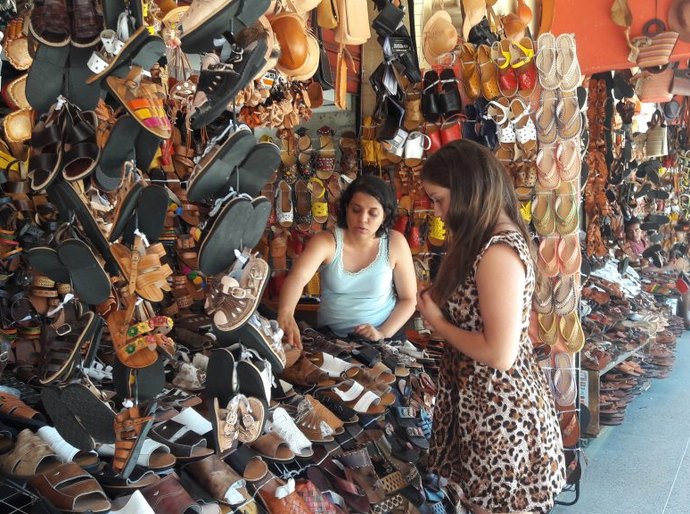 Turistas procuram Mercado do Artesanato para compras