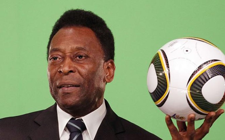 Pelé tem melhora, mas continua internado na UTI