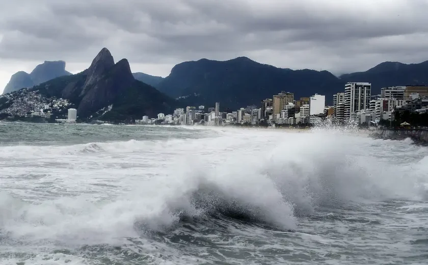 Ressaca do mar: água invade avenidas e causa interdições em SP e no Rio