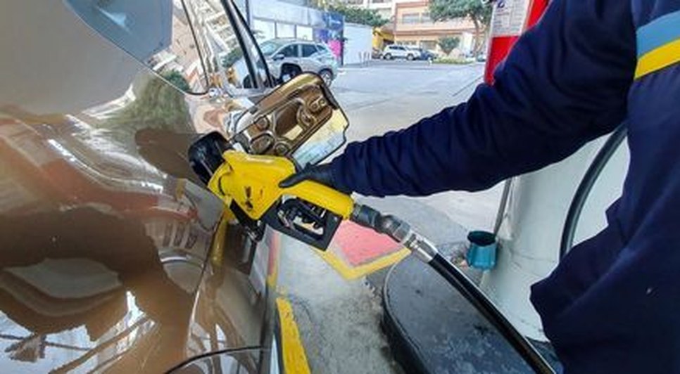 Com redução nas refinarias, gasolina deve chegar a R$ 5,05 a partir desta quarta-feira