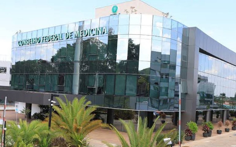 Entidades criticam CFM após veto a terapias para jovens trans