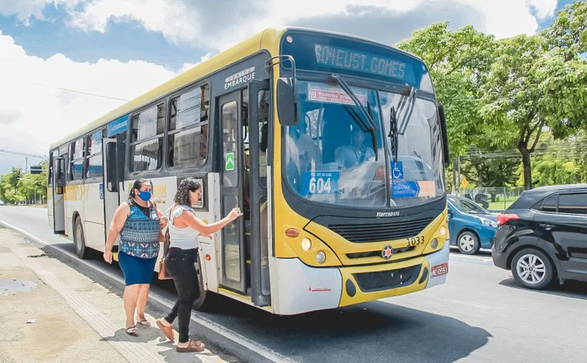 Mulher entra em trabalho de parto dentro de ônibus em Maceió