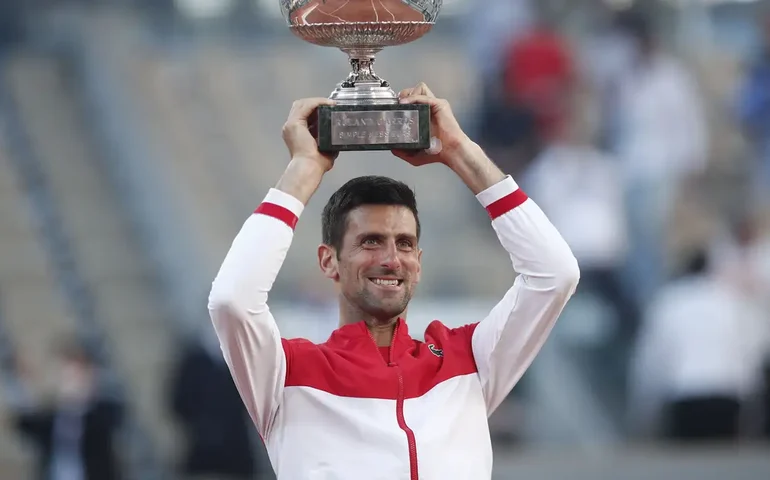 Tsitsipas volta a figurar no Top-10 do ranking e Djokovic se mantém na liderança