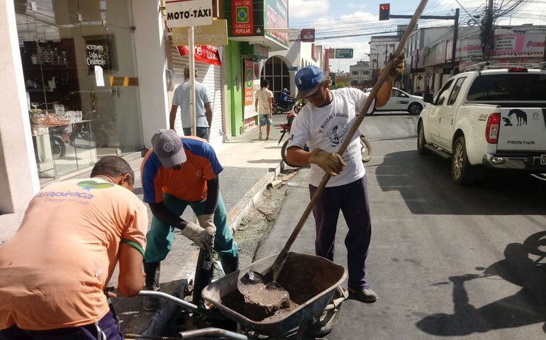 Prefeitura faz manutenção em bocas de lobo e mantém pavimentação em Arapiraca