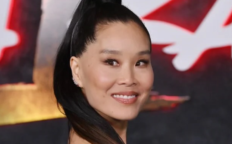 Atriz de 'Cobra Kai' se manifesta após ser atacada com mordida por colega durante evento