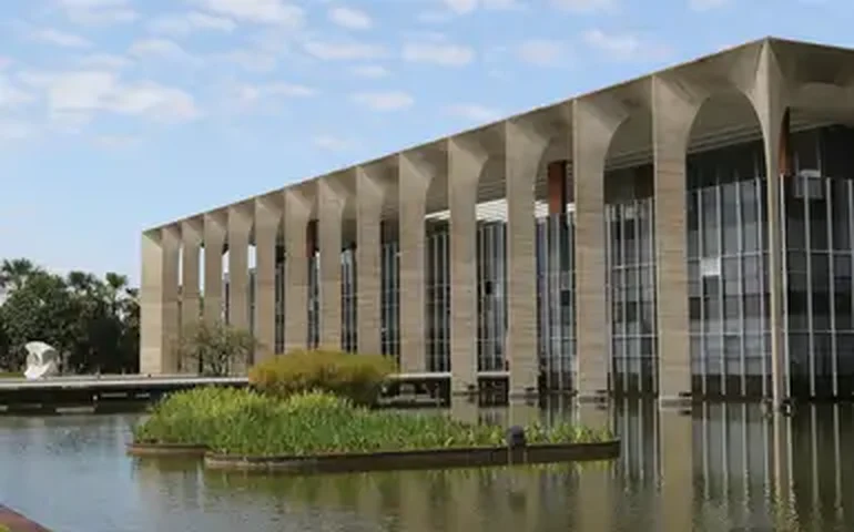 Governo do Brasil 'deplora' decisão de Israel de suspender entrada de ajuda humanitária em Gaza