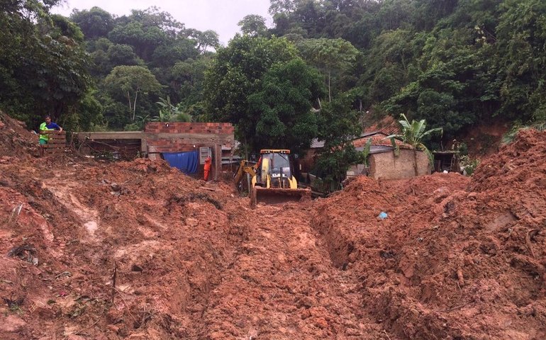 Bombeiros localizam corpos de mãe e filha que estavam desaparecidos desde a madrugada de sábado