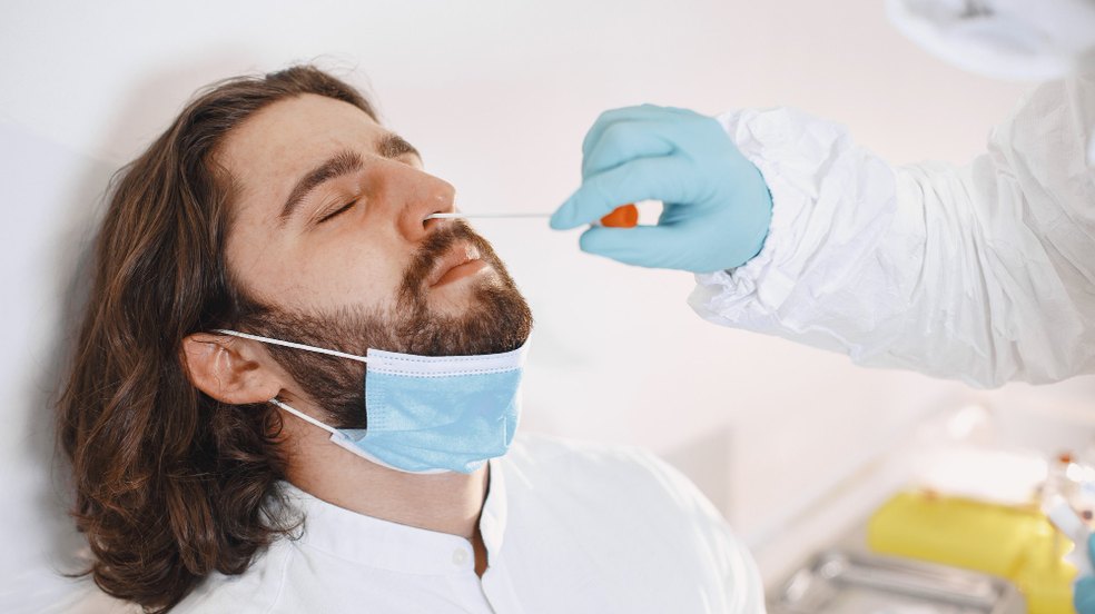 Funcionário com Covid e de atestado médico deve trabalhar de forma remota?