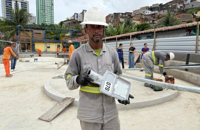 Prefeitura expande rede de iluminação em espaços públicos de Maceió