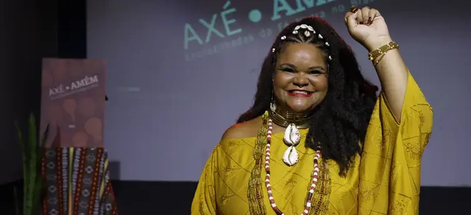 Rio de Janeiro (RJ), 02/12/2025 – A historiadora candomblecista Carolina Rocha no lançamento do livro Axé-Amém: Encruzilhadas da Fé Negra no Brasil. Foto: Fernando Frazão/Agência Brasil