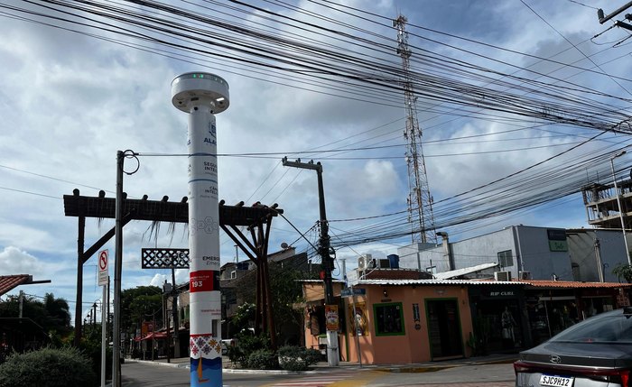 Totem está localizado na Avenida dos Corais, na Praia do Francês