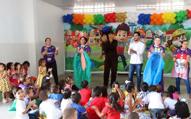 Volta às aulas: Estudantes da rede municipal de Santana do Mundaú recebem kits escolares