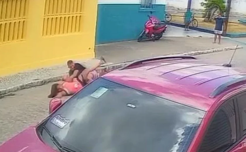Casal cai de moto após crianças soltarem bola na pista em Campo Alegre
