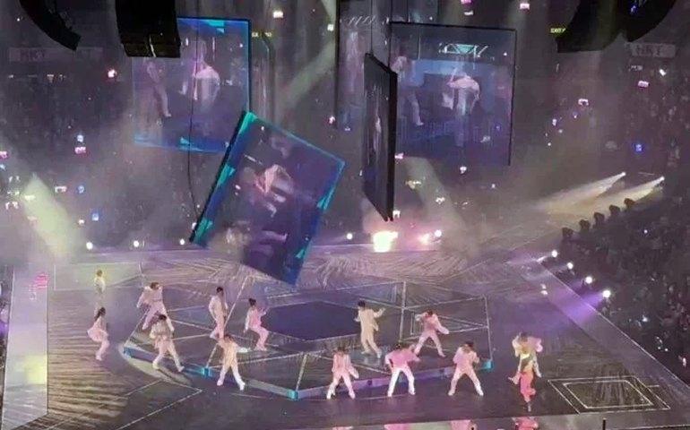 Telão despenca e atinge integrantes da boyband Mirror durante show