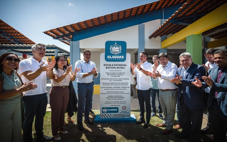 Governo de Alagoas entrega nova escola e sinalização turística internacional em Maragogi
