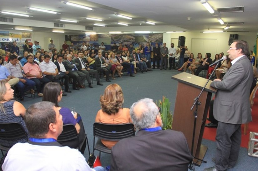 Luciano Barbosa destaca meritocracia na escolha dos gerentes de Educação