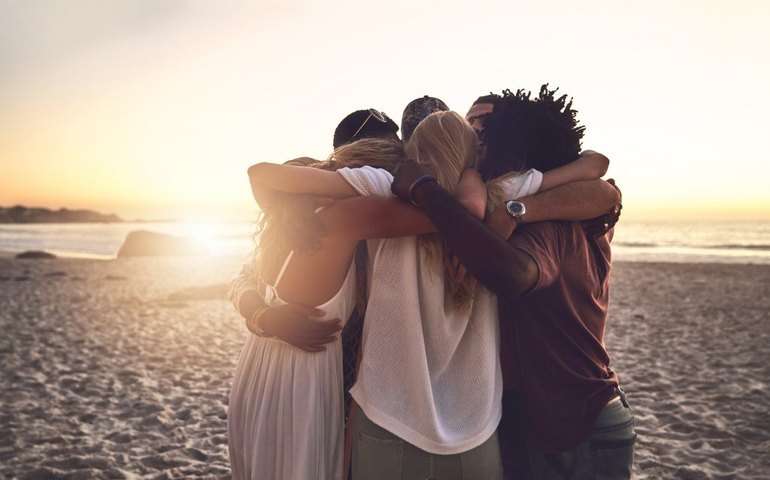 Abraços fazem falta em tempos de pandemia
