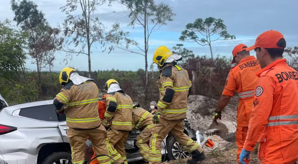 Carro bate contra poste e deixa duas pessoas feridas em Pirambu