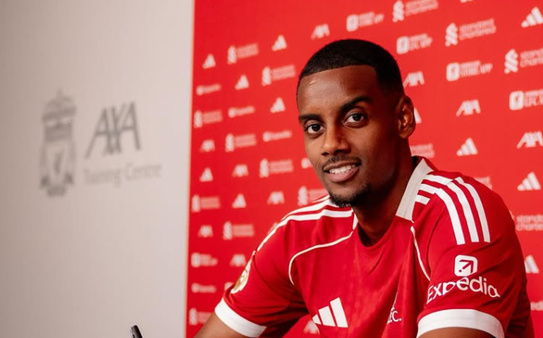 Liverpool oficializa o centroavante Alexander Isak por R$ 957 milhões: 'Novo camisa 9'