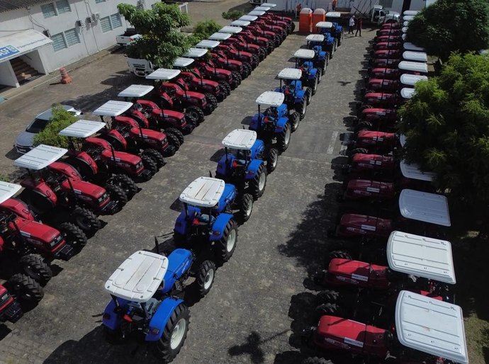 Parceria entre Prefeitura e Codevasf beneficia agricultura familiar de Traipu com três tratores