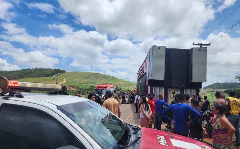 Colisão entre caminhão e trio elétrico deixa um morto e dois feridos na AL-105