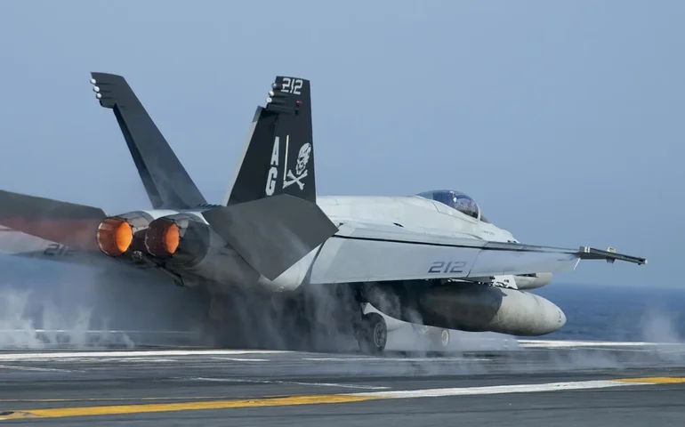 'Tanques voadores' contra tanques reais: aviões de ataque Su-25 russos destroem blindados ucranianos na RPD