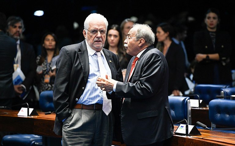 Projeto que permite deduzir do IR doações à pesquisa volta ao exame da CAE